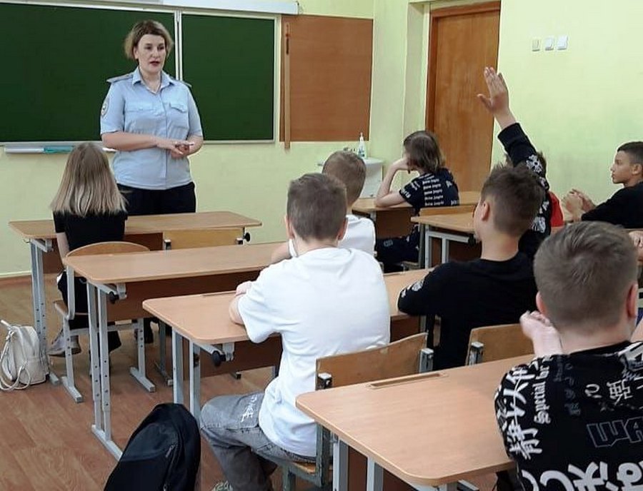 Инспектор ОДН побеседовала с учащимися лицея Протвино в рамках ОПМ "Защита"